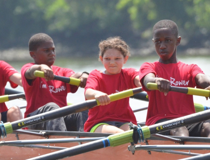 students rowing